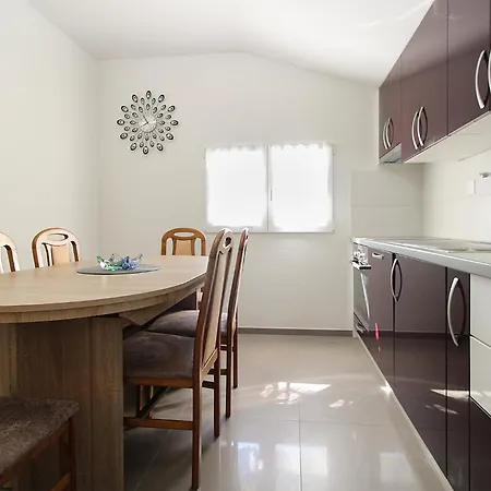 With Parking Space - 20794 Pula